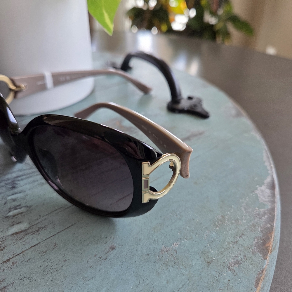 Salvatore Ferragamo Gradient Oval Sunglasses New $275  Black/Taupe - Picture 4 of 12